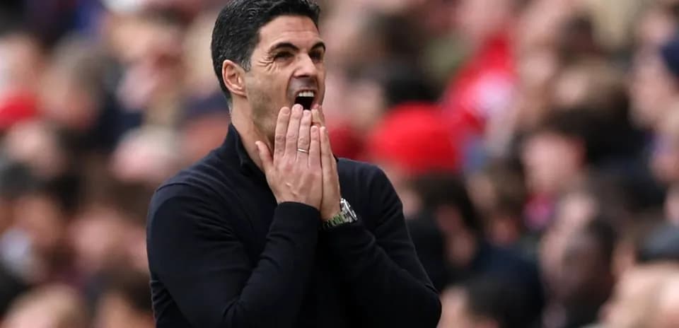Entrenador gesticulando durante el partido en la grada