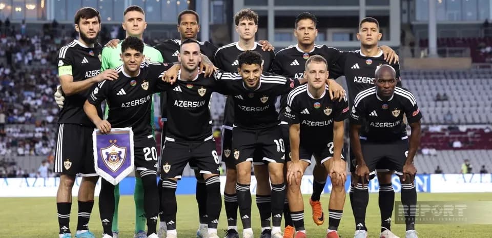 Equipo Qarabağ posando antes del partido