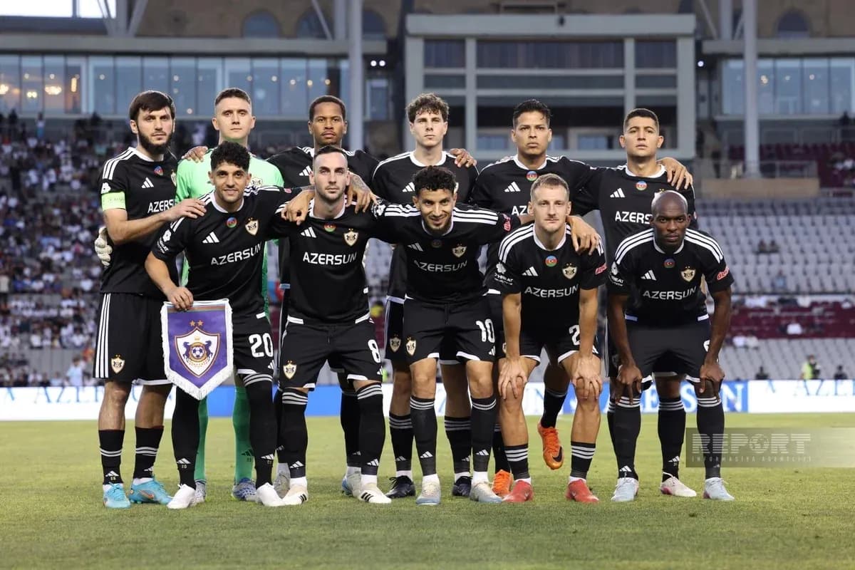 Equipo Qarabağ posando antes del partido