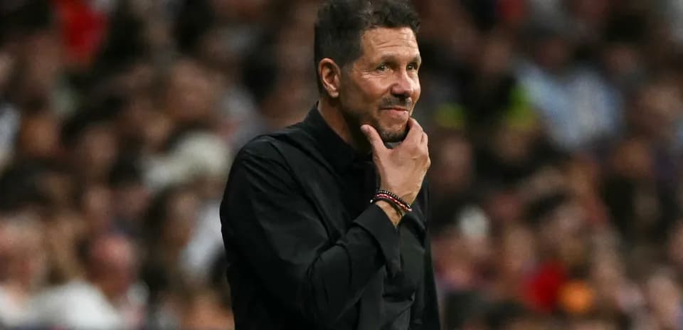 Entrenador observando el partido en la banda