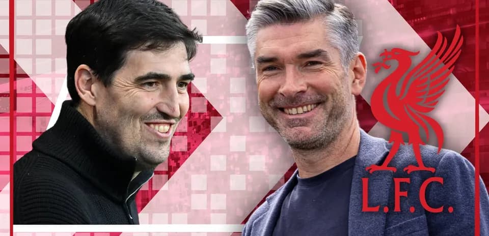 Dos entrenadores sonriendo con fondo de Liverpool
