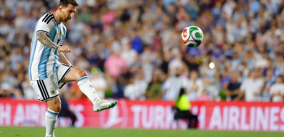Jugador de Argentina controlando el balón en partido