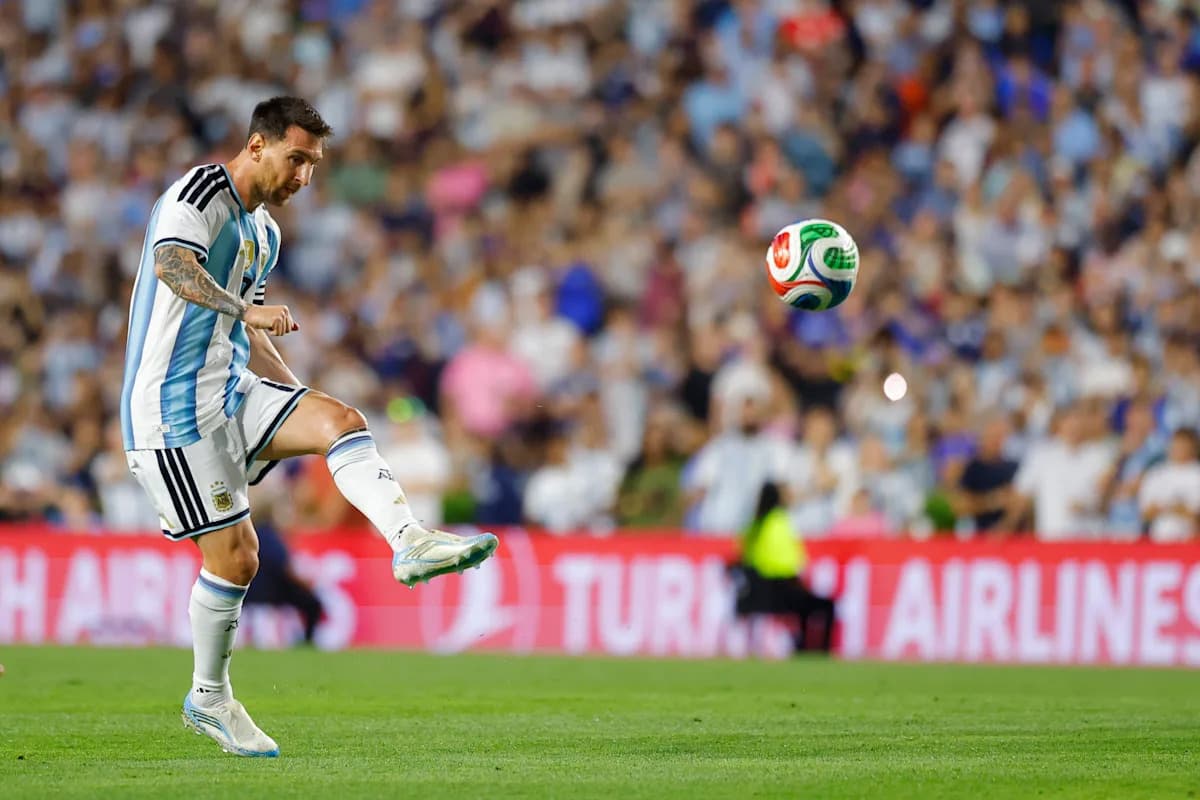 Jugador de Argentina controlando el balón en partido