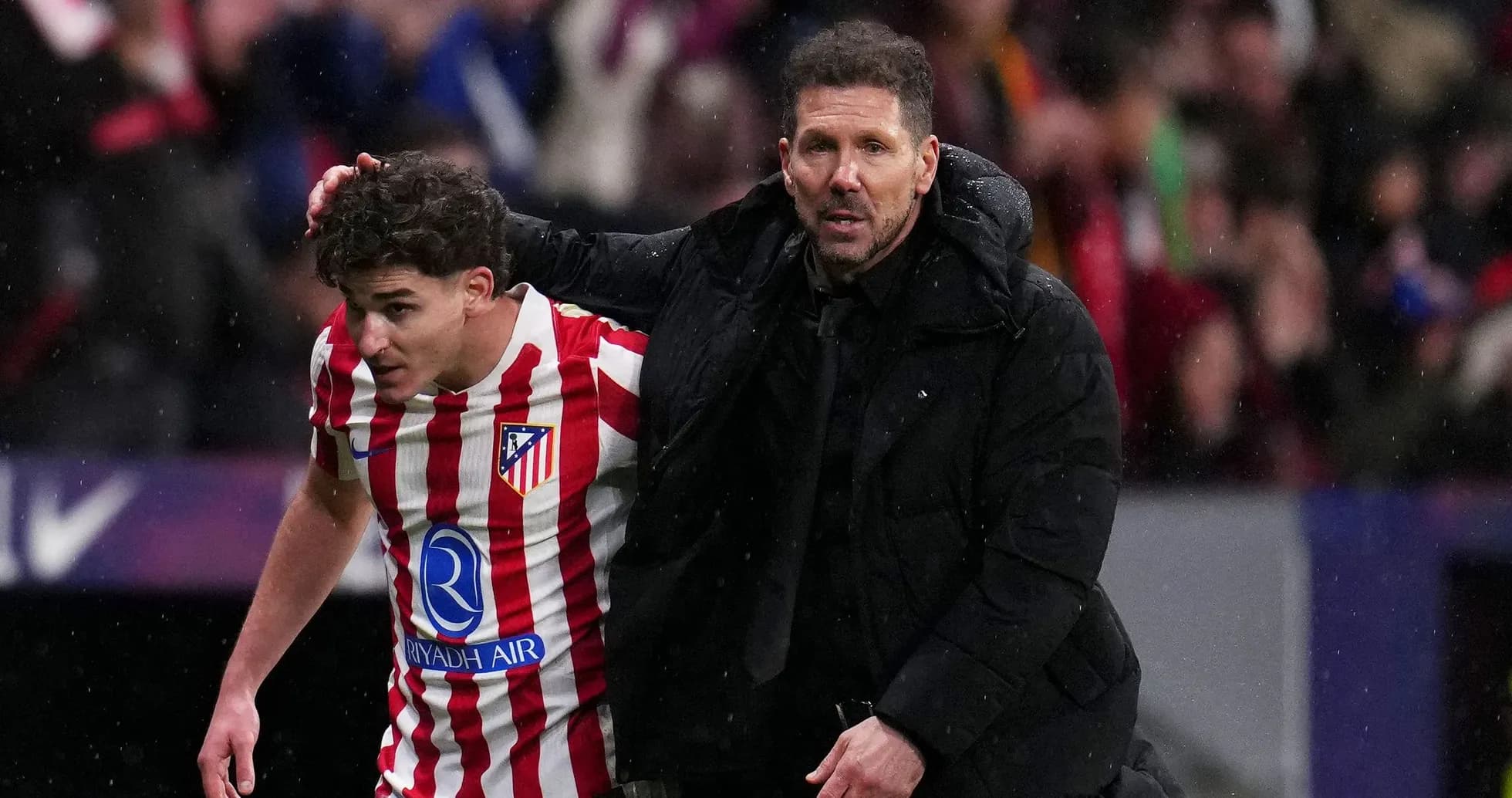Entrenador ayuda a jugador de Atlético de Madrid