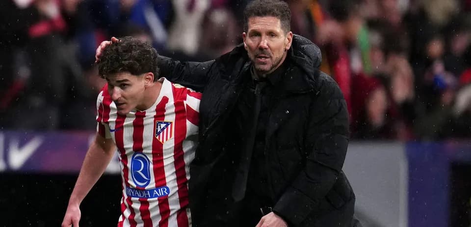 Entrenador ayuda a jugador de Atlético de Madrid