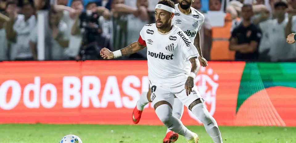 Neymar corriendo con el balón en el campo