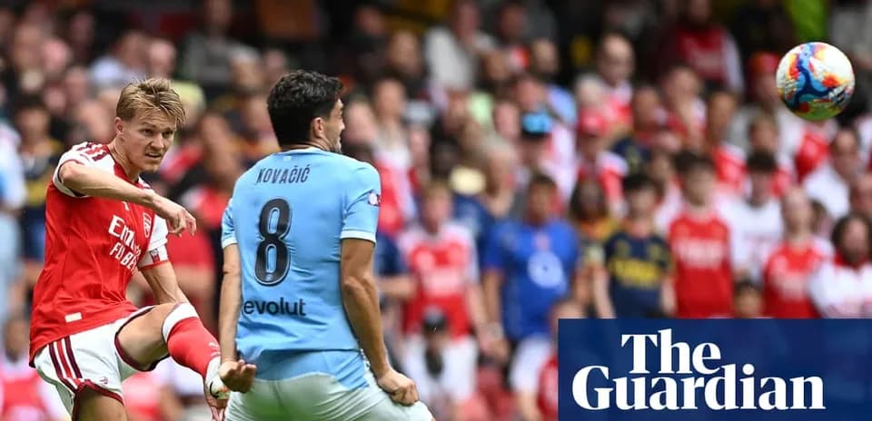 Jugador de Arsenal lanza un tiro contra Kovacic