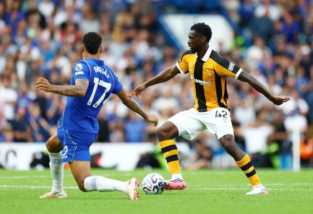 Jugadores de Chelsea y Hull City en acción