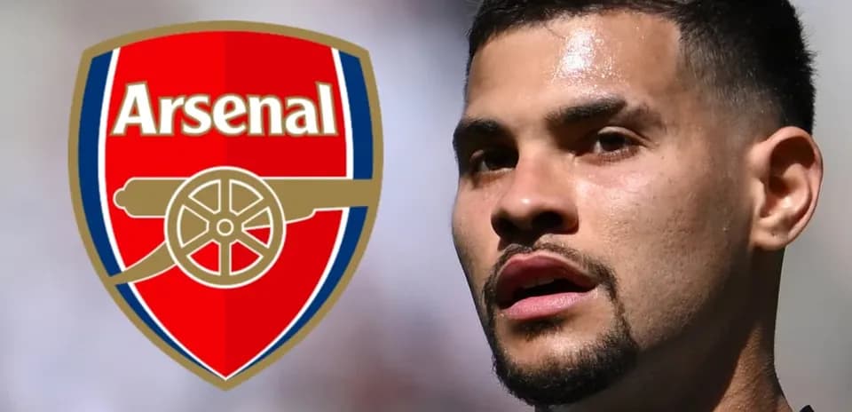Jugador de fútbol junto al escudo de Arsenal