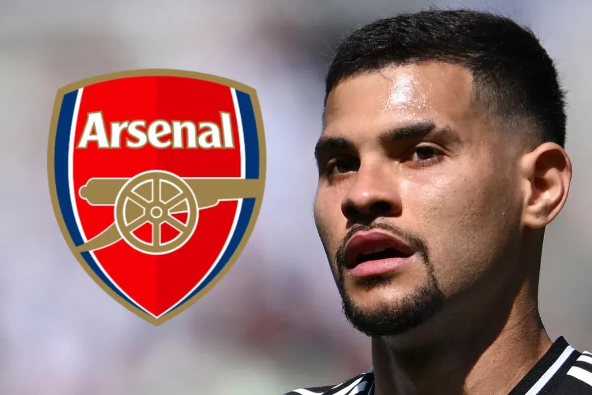 Jugador de fútbol junto al escudo de Arsenal
