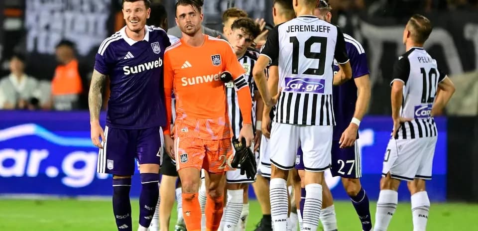 Jugadores de Anderlecht y PAOK en el campo