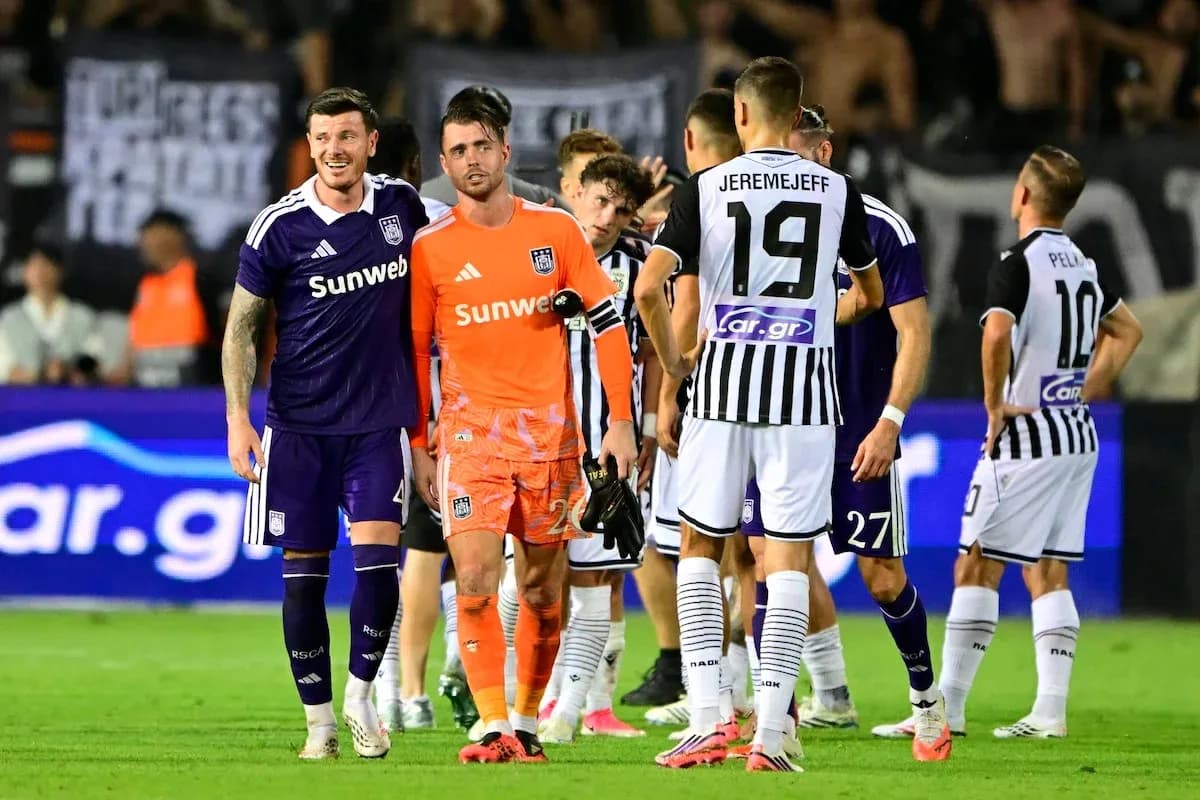Jugadores de Anderlecht y PAOK en el campo Jugadores de Anderlecht y PAOK en el campo