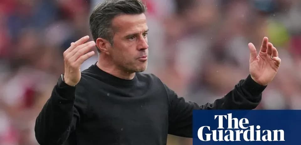 Entrenador gesticulando durante un partido
