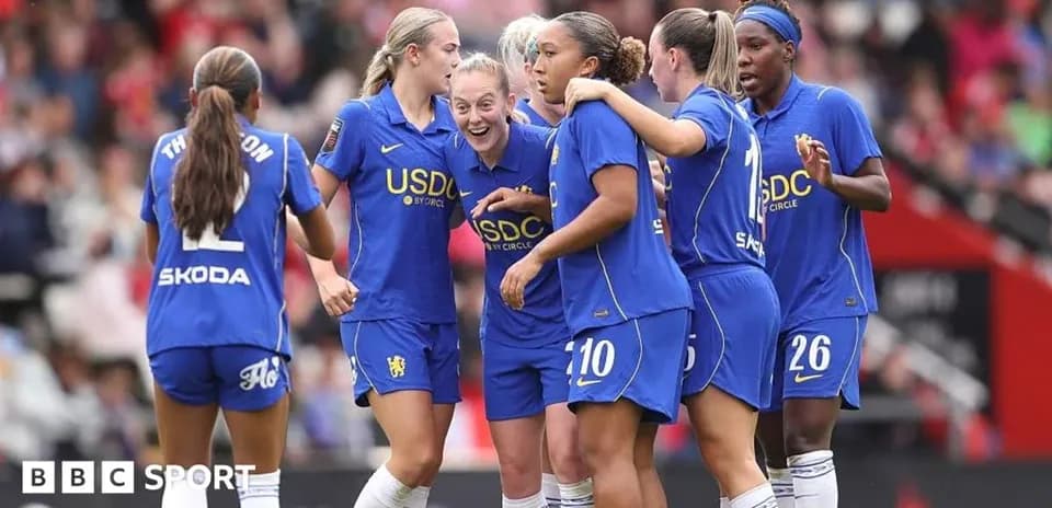 Jugadoras de Chelsea celebrando un gol en el campo