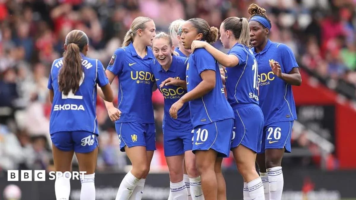 Jugadoras de Chelsea celebrando un gol en el campo