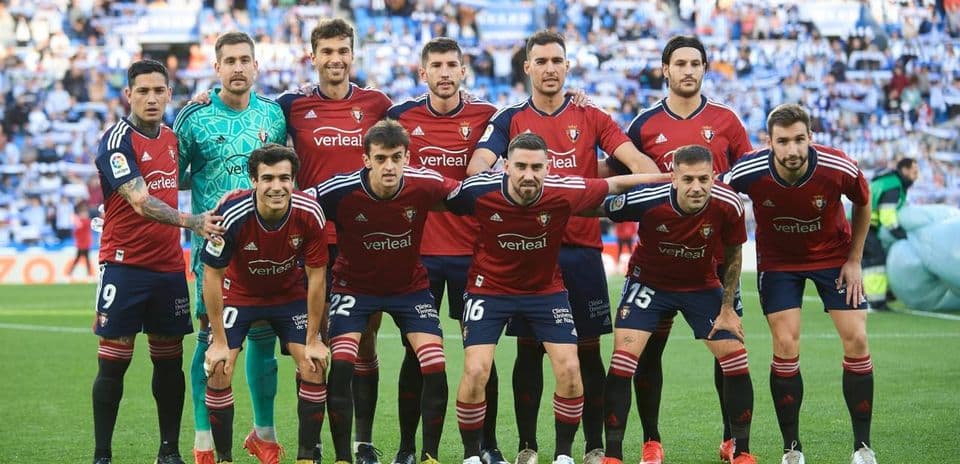 Equipo de Osasuna posando en el campo