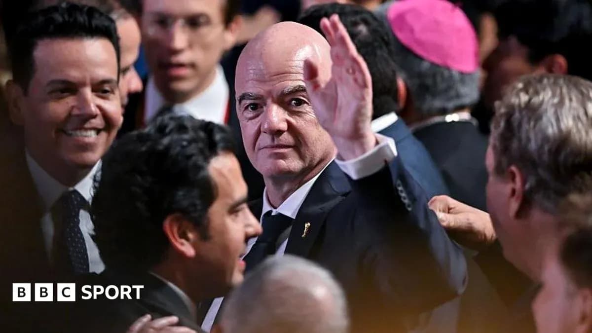 Gianni Infantino saludando en evento con asistentes