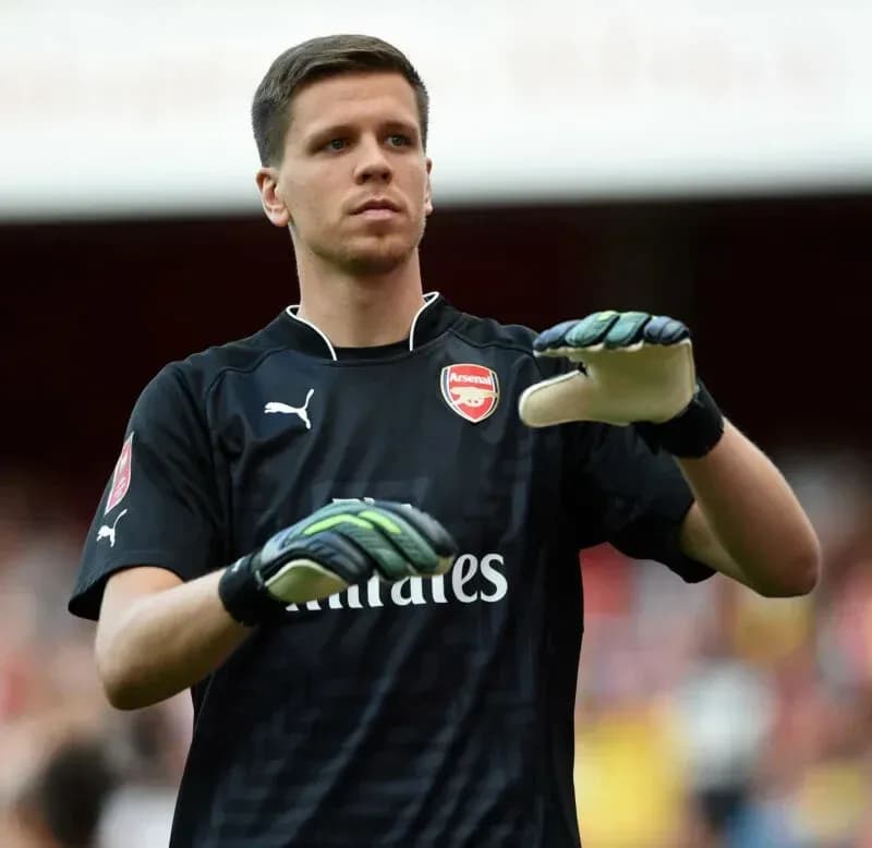 Portero de Arsenal preparándose en el campo