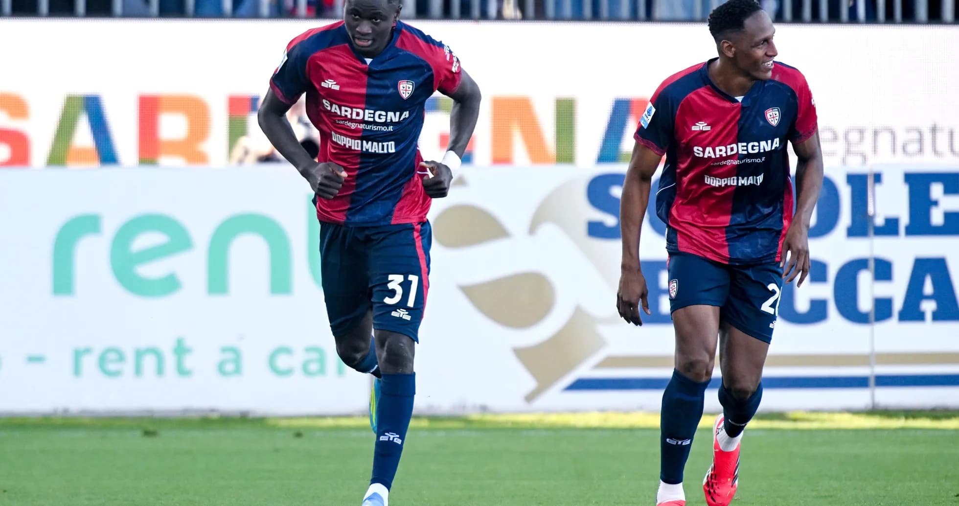 Jugadores de Cagliari celebrando un gol