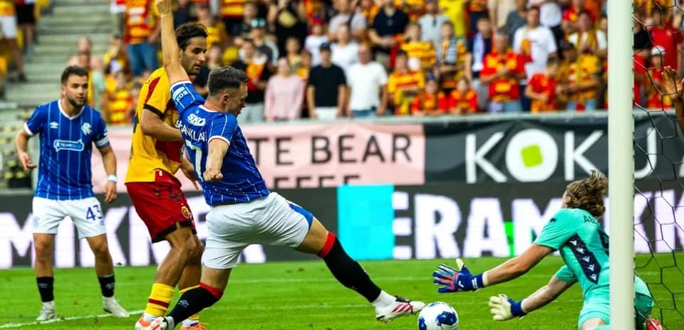 Acción de gol en partido Rangers contra Jagiellonia