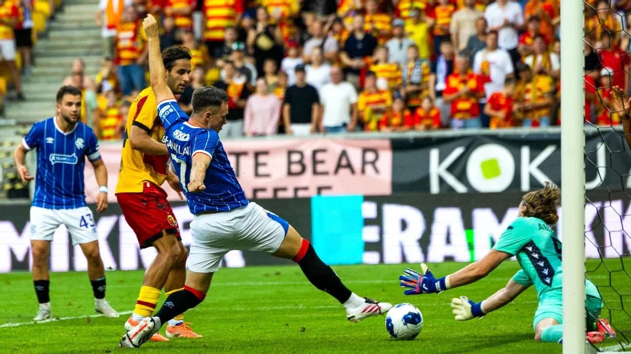 Acción de gol en partido Rangers contra Jagiellonia