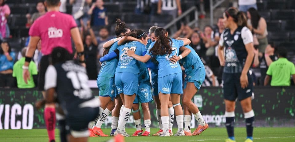 Jugadoras de Monterrey celebrando un gol
