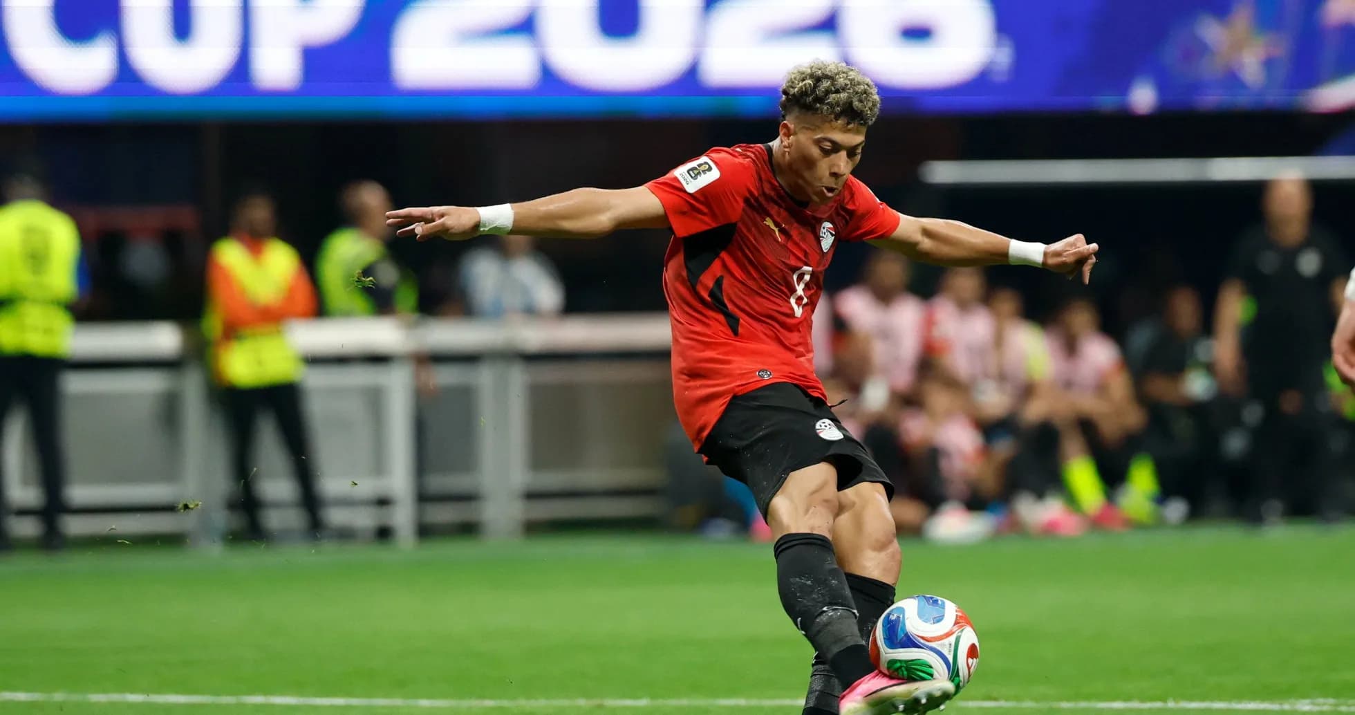 Jugador de Egipto chutando el balón en el campo
