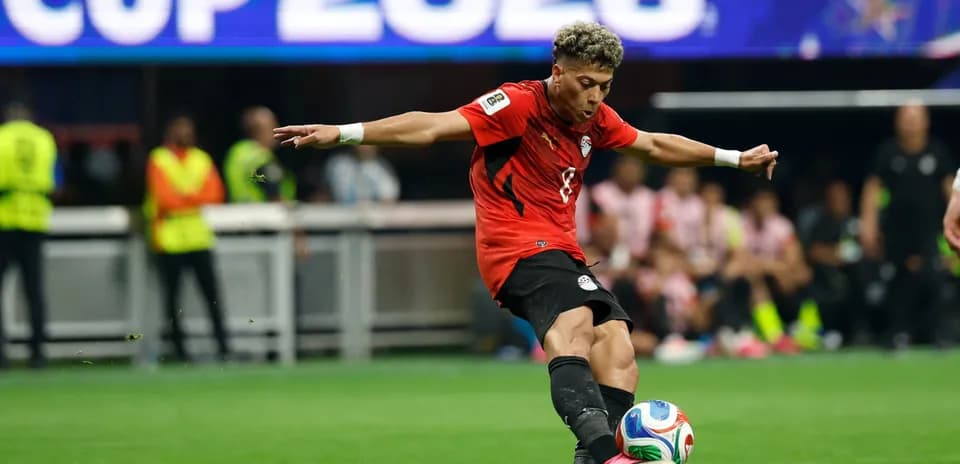 Jugador de Egipto chutando el balón en el campo