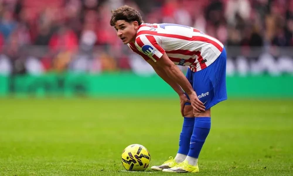 Jugador de Atlético de Madrid preparándose para un tiro libre