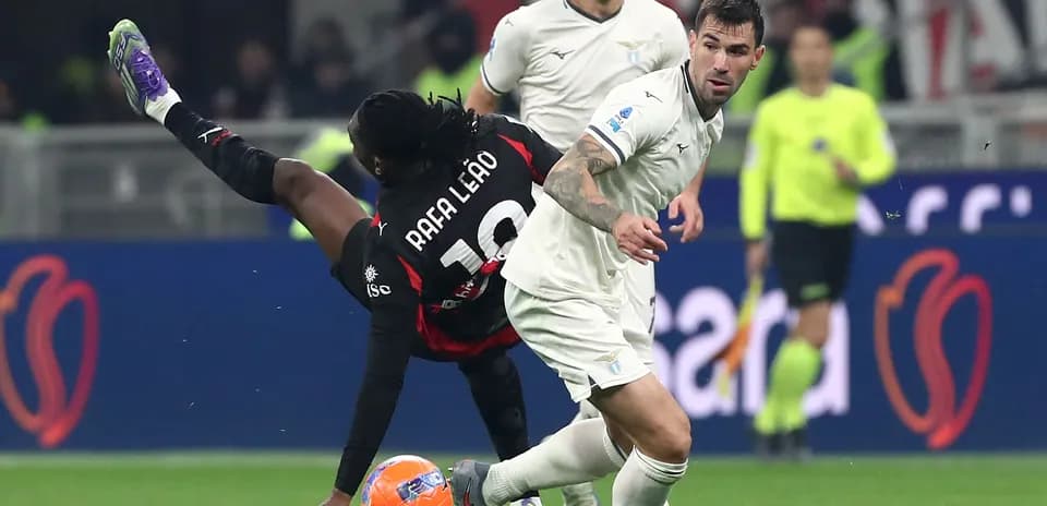 Rafa Leão y defensa de Lazio en acción