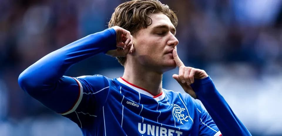 Jugador de Rangers haciendo gesto de silencio tras gol