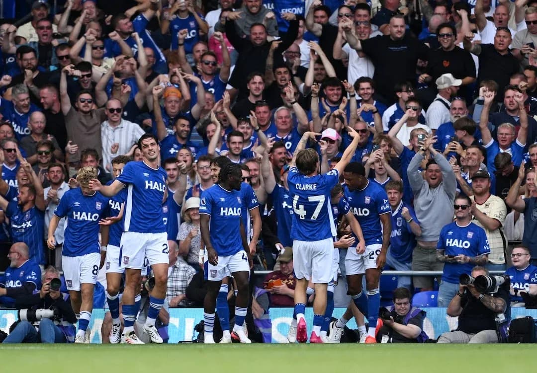 Jugadores de Ipswich celebrando un gol
