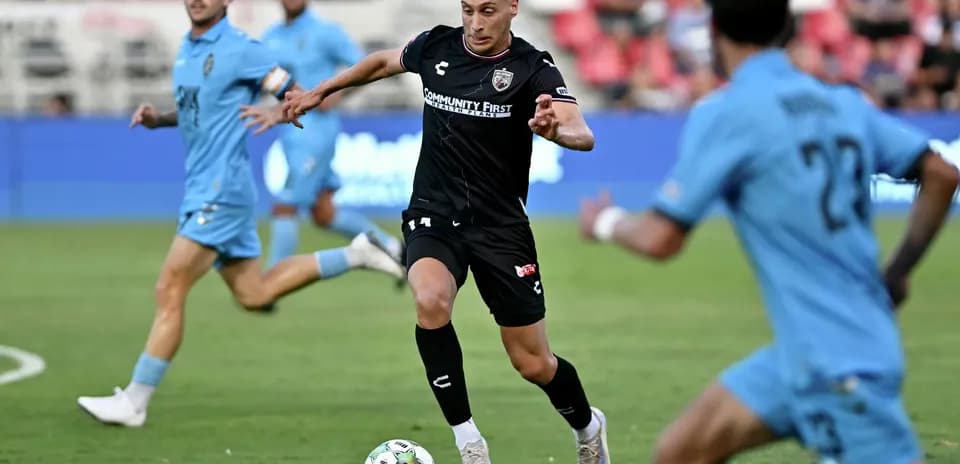 Jugador de Lexington avanzando con el balón
