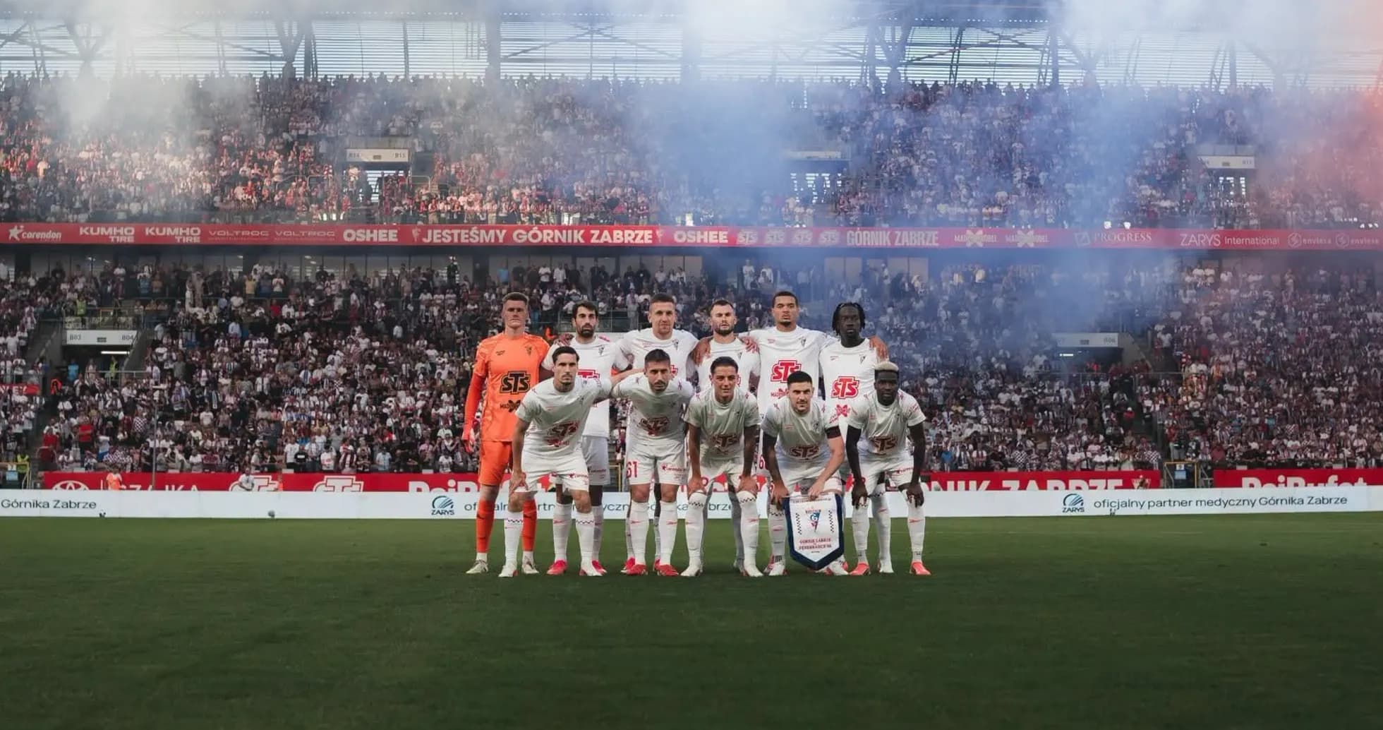 Equipo Górnik Zabrze posando antes del partido