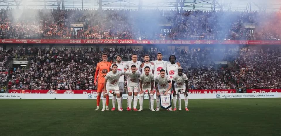 Equipo Górnik Zabrze posando antes del partido