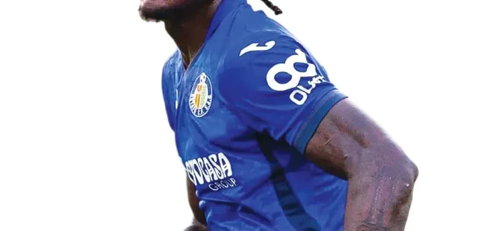 Jugador de fútbol en camiseta azul corriendo
