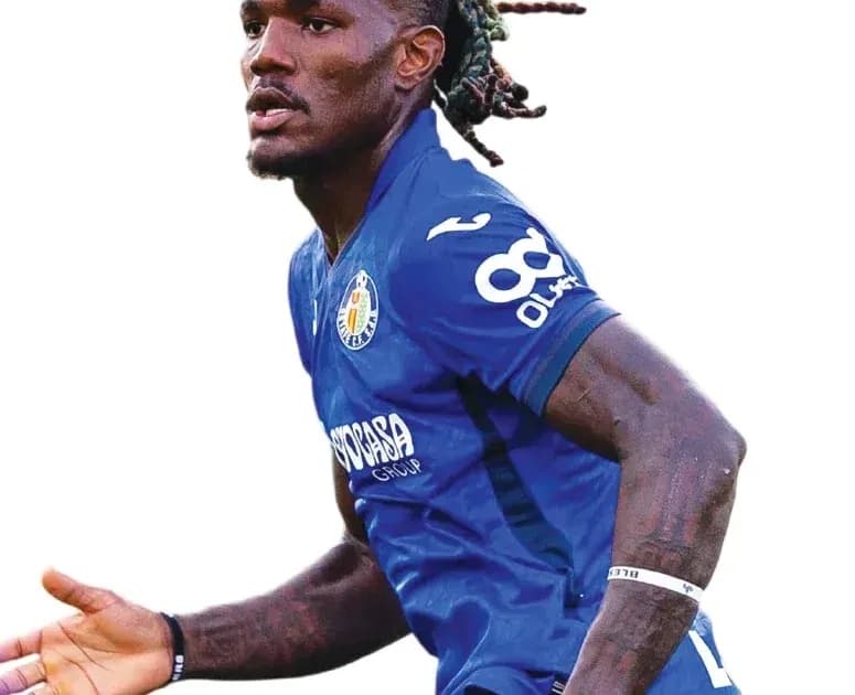 Jugador de fútbol en camiseta azul corriendo