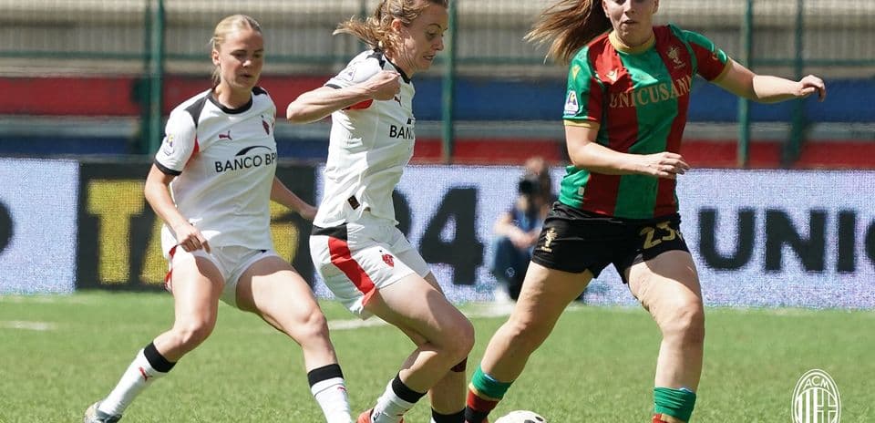 Jugadora de Ternana W compitiendo por el balón