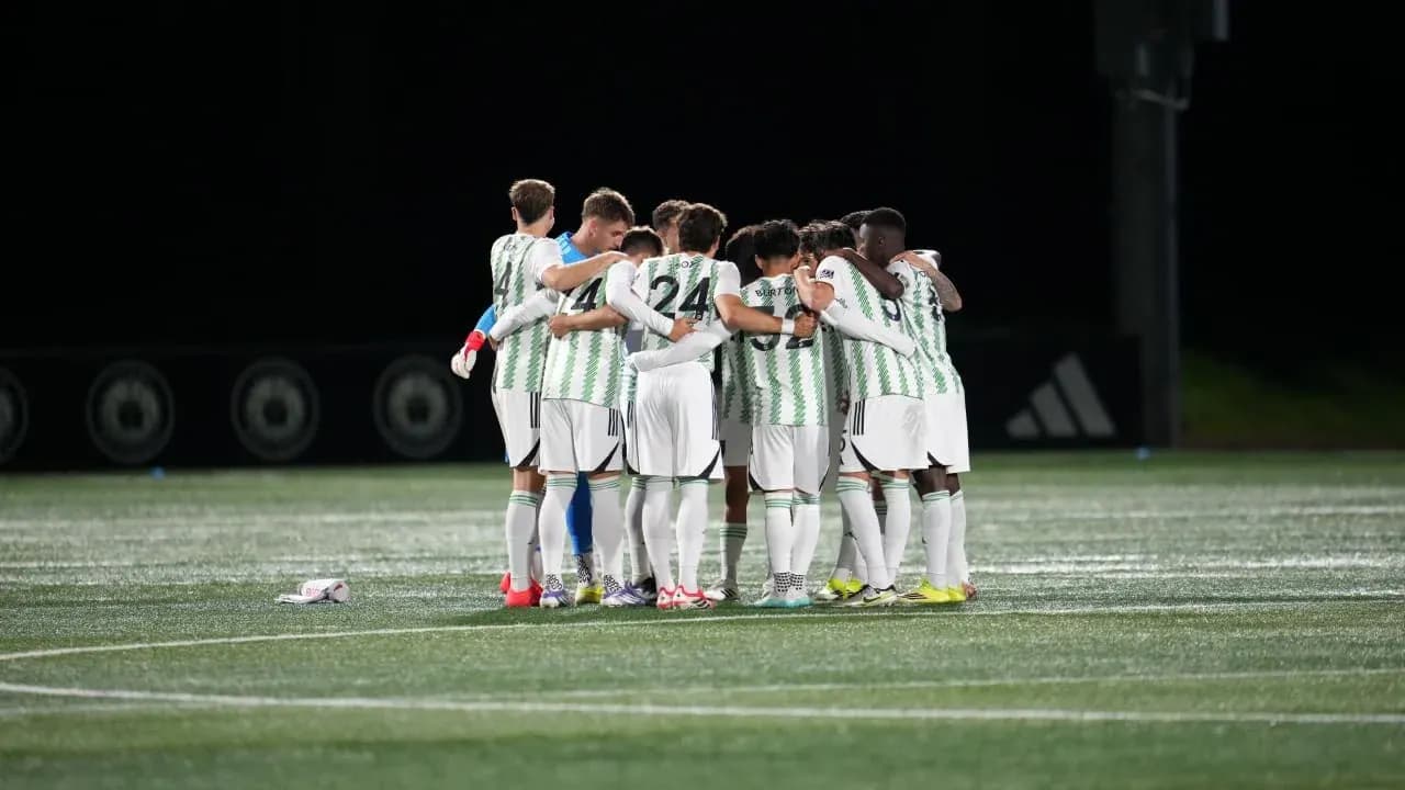 Equipo de fútbol en círculo durante calentamiento
