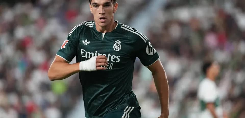 Jugador de Real Madrid corriendo en partido
