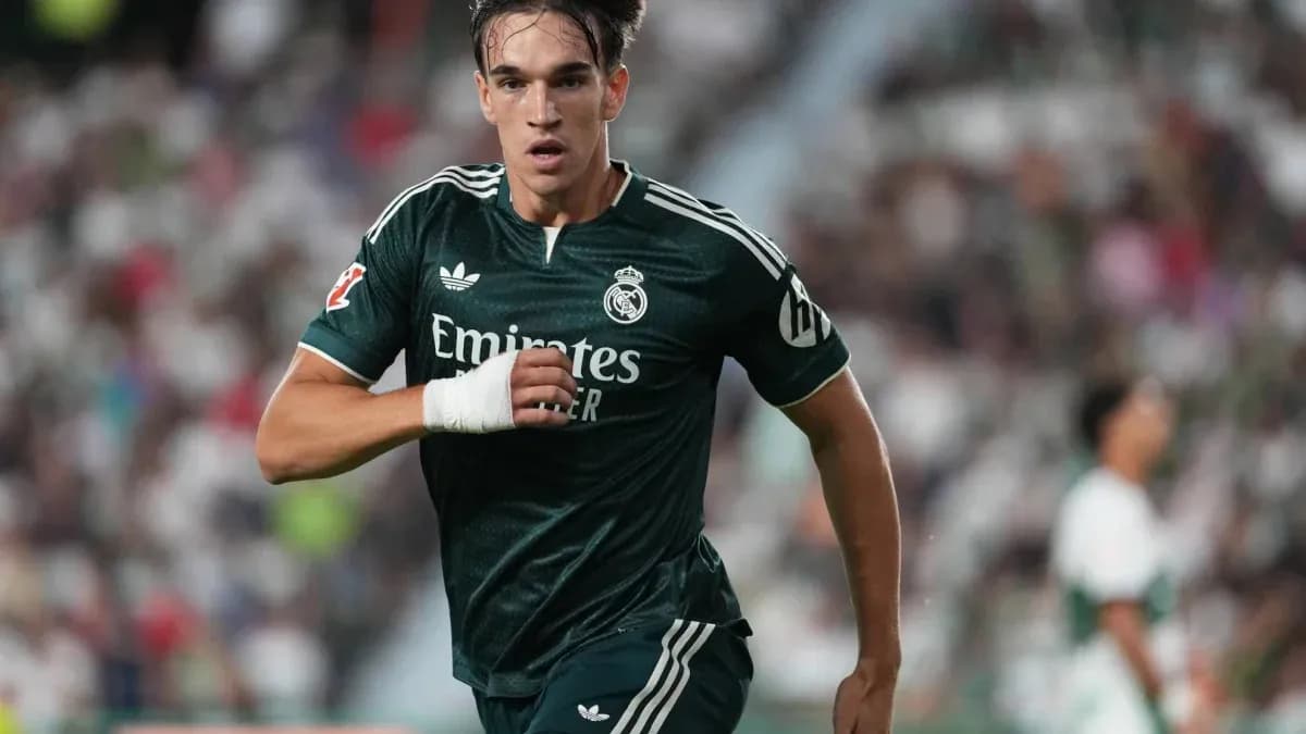Jugador de Real Madrid corriendo en partido