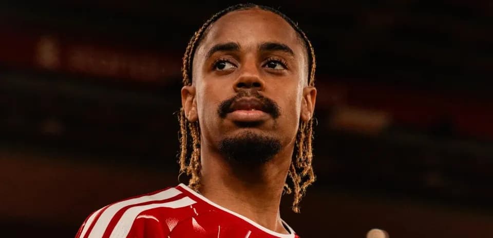 Jugador con camiseta roja en el estadio