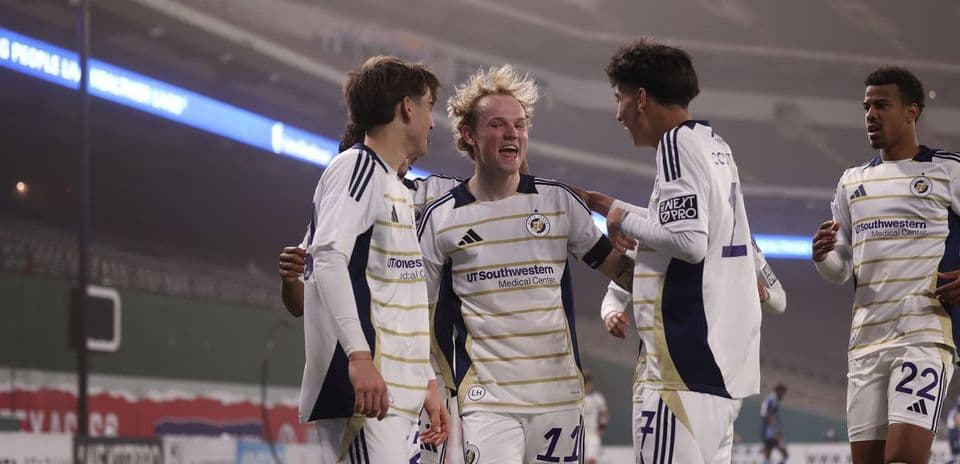 Jugadores celebrando un gol durante el partido