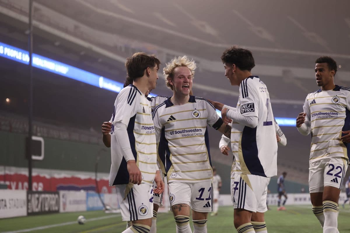 Jugadores celebrando un gol durante el partido