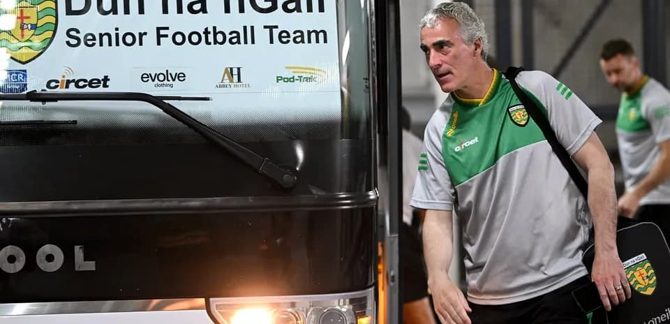 Entrenador de Dún na nGall saliendo del autobús