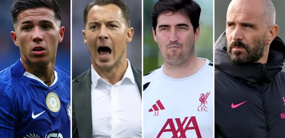Jugadores y entrenadores de fútbol en diferentes poses