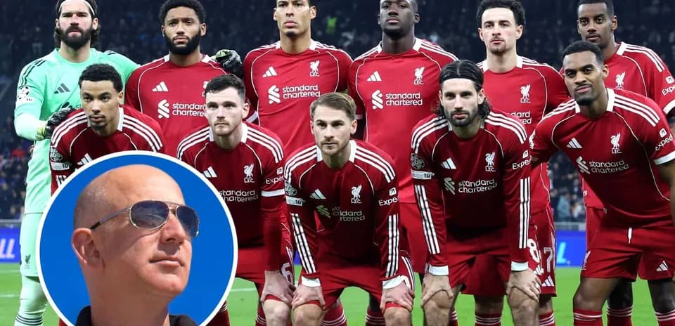 Equipo de Liverpool posando en formación en el campo
