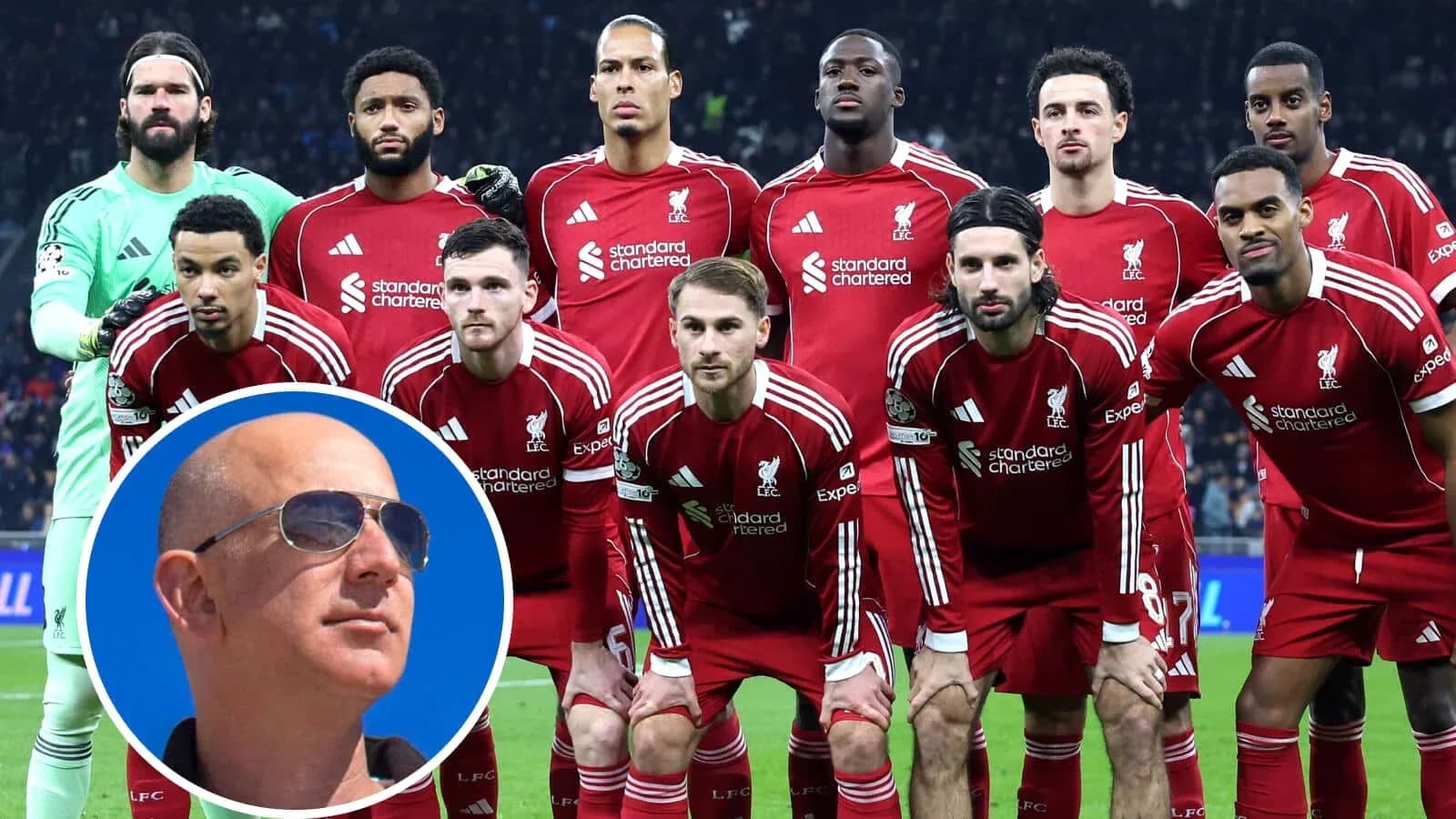 Equipo de Liverpool posando en formación en el campo