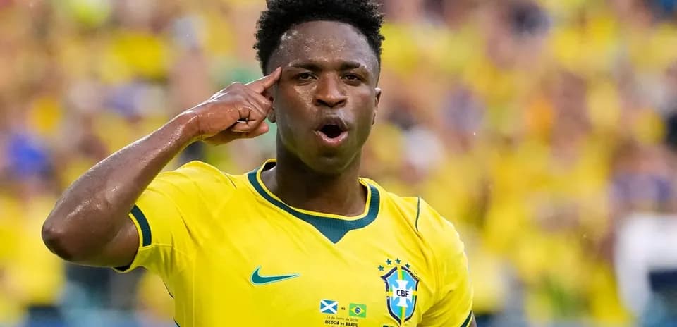 Jugador de Brasil celebrando con gesto en el estadio