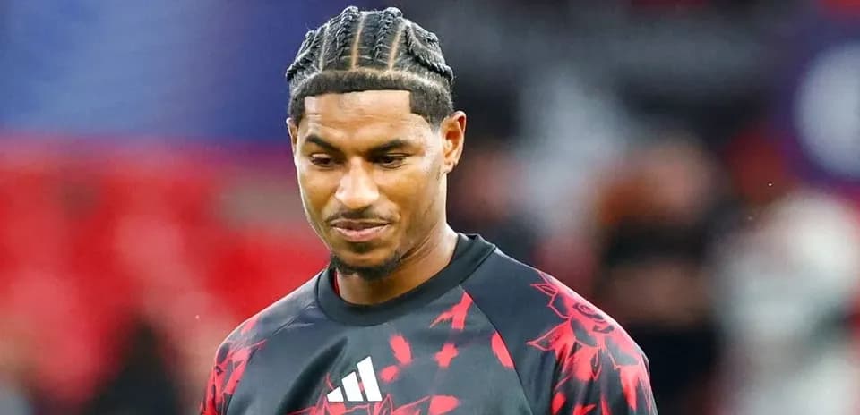 Jugador con trenzas en camiseta de calentamiento
